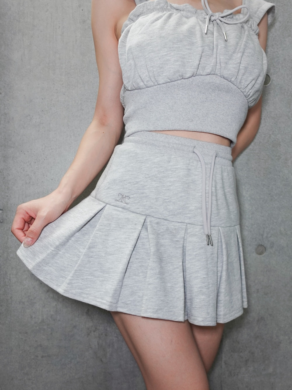 モデル:156cm(着用サイズ:FREE 着用カラー:GRY)