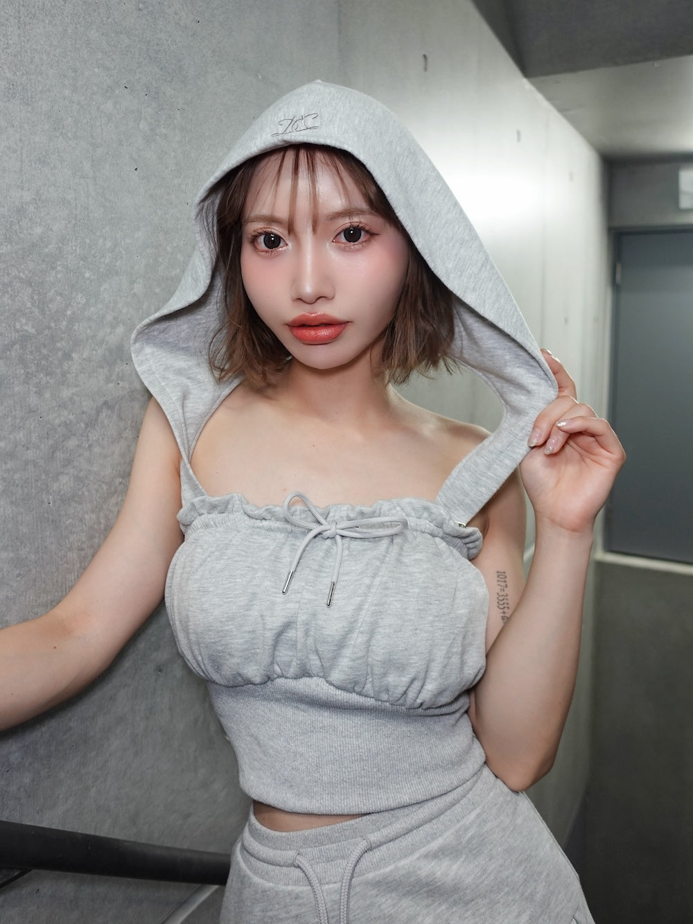 モデル:156cm(着用サイズ:FREE 着用カラー:GRY)