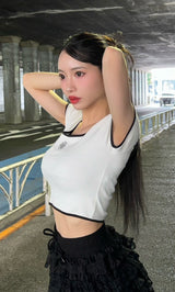 モデル:155cm(着用サイズ:FREE 着用カラー:BLK)