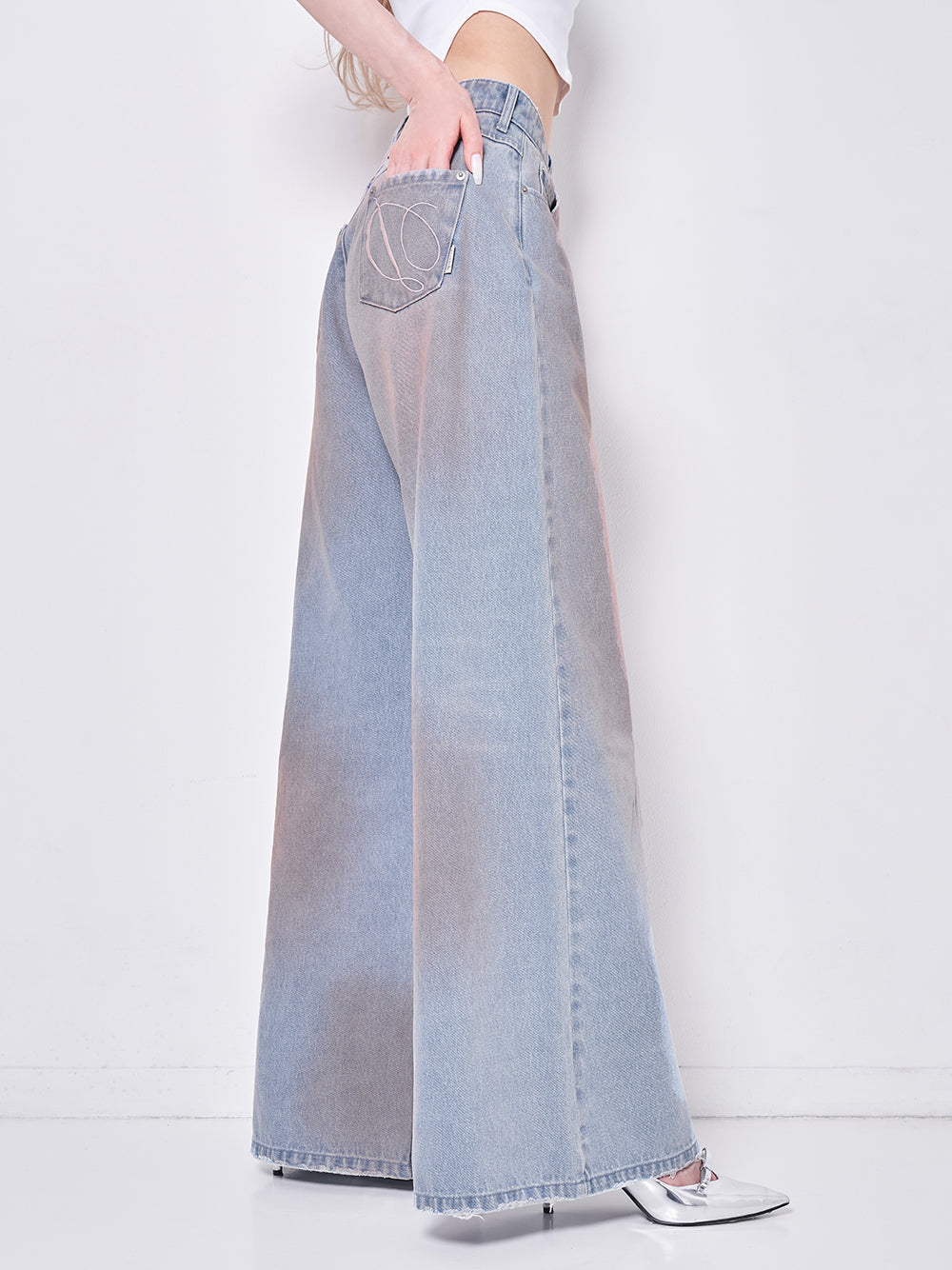 モデル:165cm(着用サイズ:S 着用カラー:I-BLU)