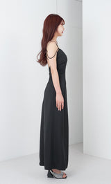 モデル:159cm(着用サイズ:FREE 着用カラー:BLK)