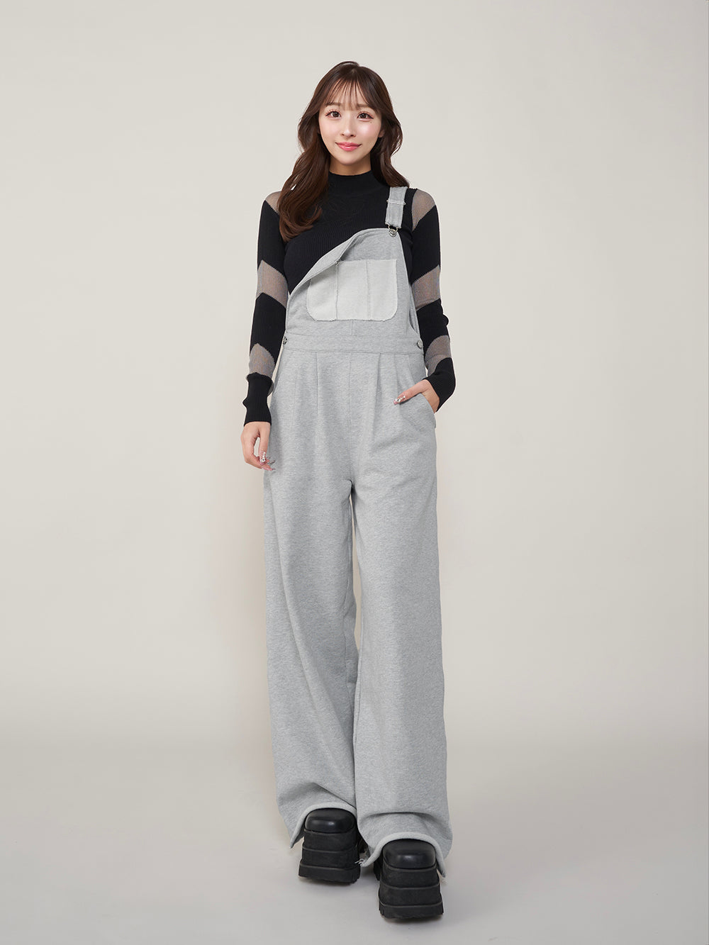モデル:156cm(着用サイズ:FREE 着用カラー:GRY)