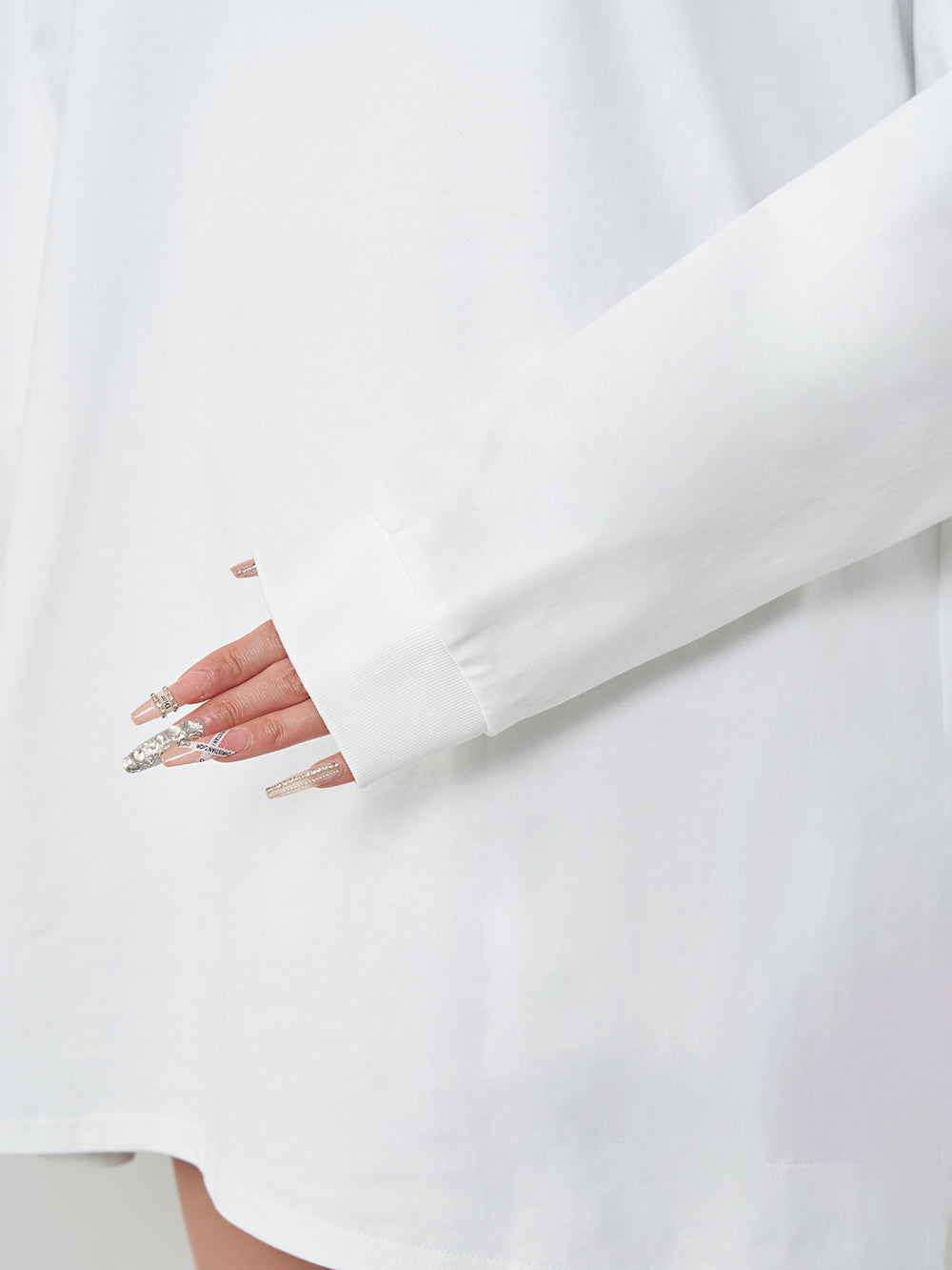 モデル:156cm(着用サイズ:FREE 着用カラー:WHT)