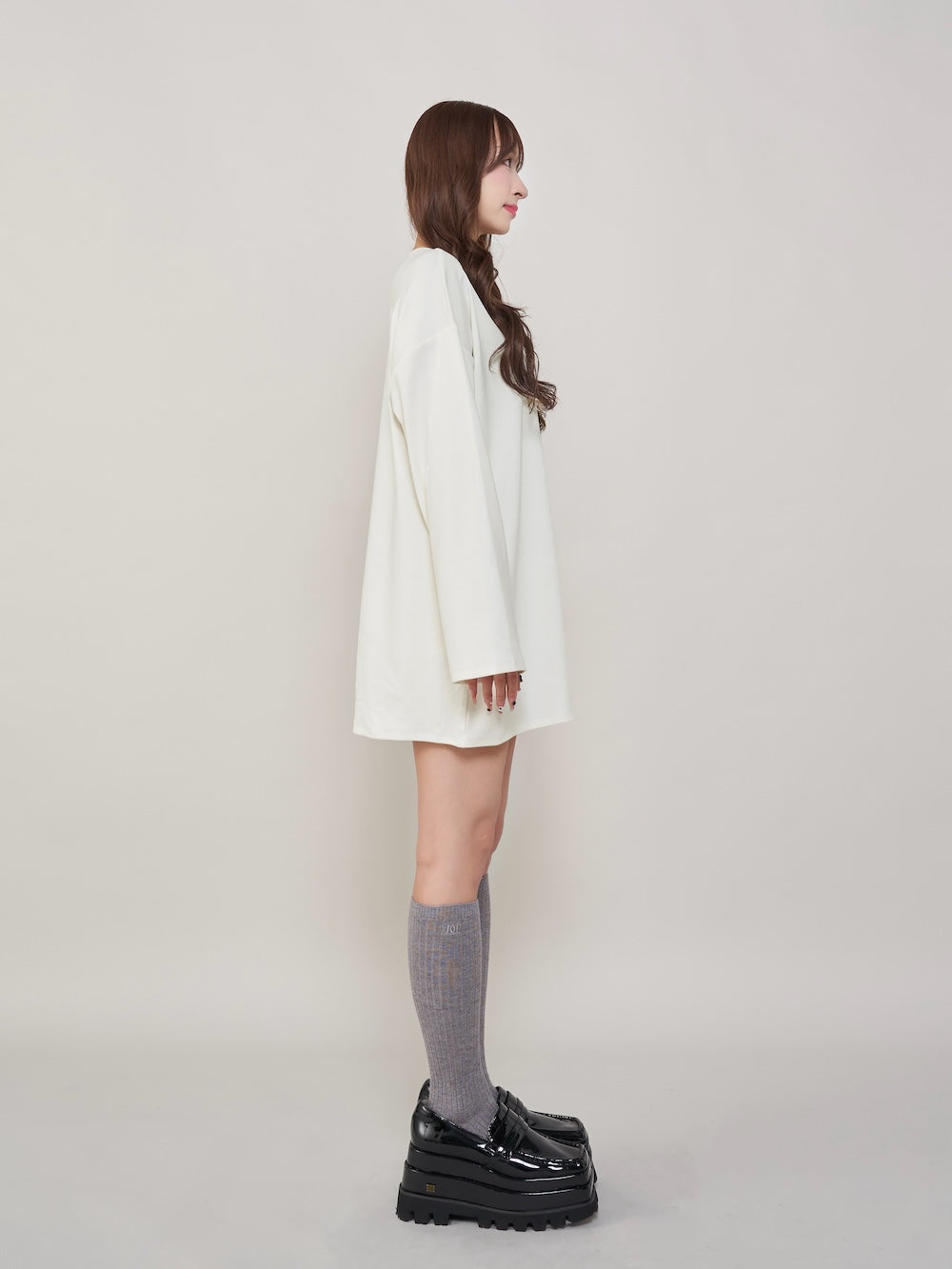 モデル:156cm(着用サイズ:FREE 着用カラー:WHT)