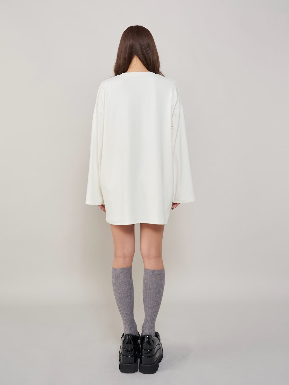 モデル:156cm(着用サイズ:FREE 着用カラー:WHT)