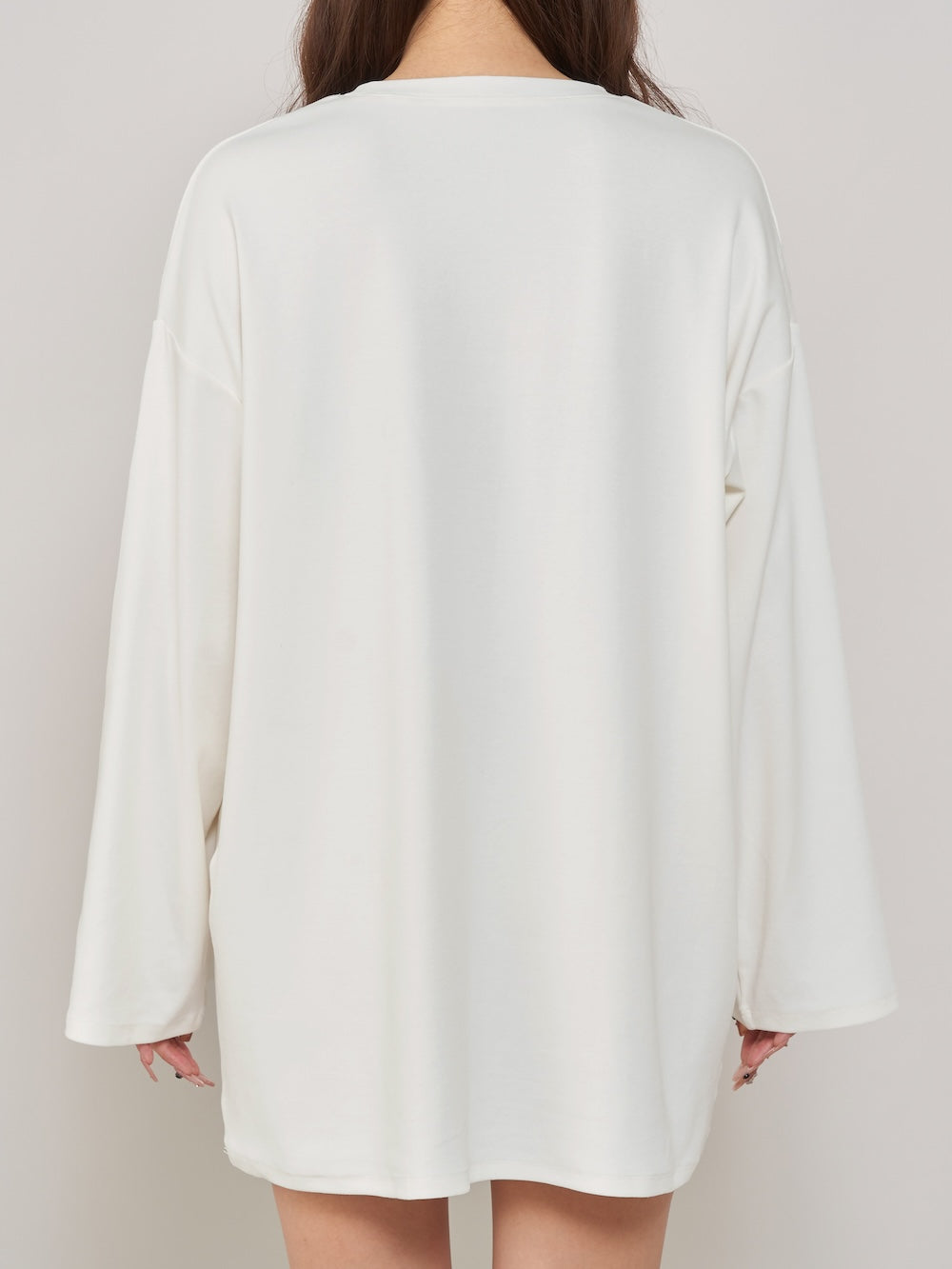 モデル:156cm(着用サイズ:FREE 着用カラー:WHT)