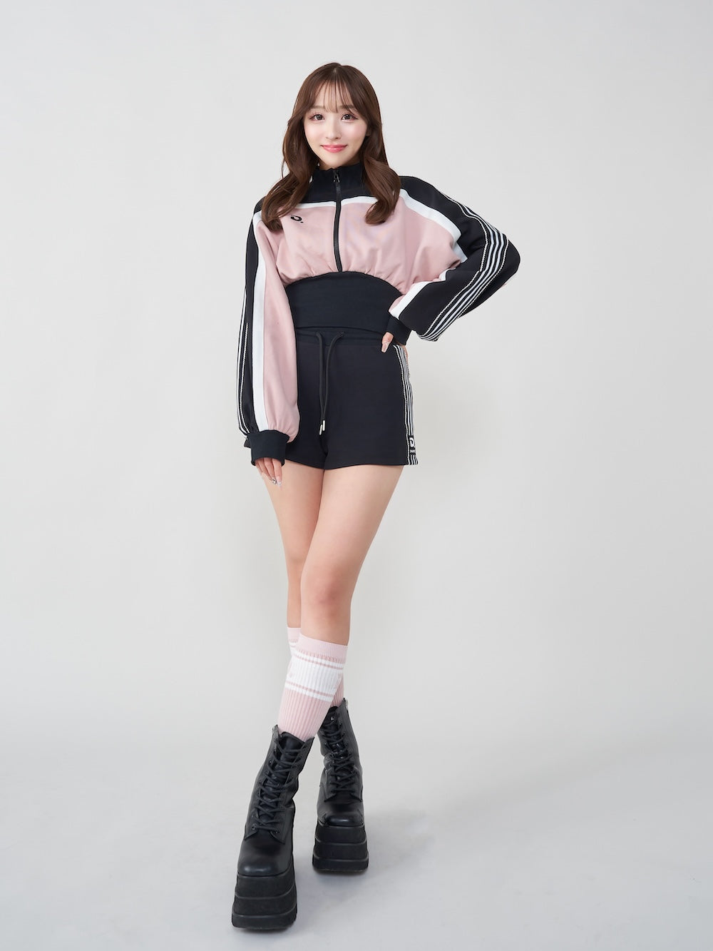 モデル:156cm(着用サイズ:FREE 着用カラー:BLK)