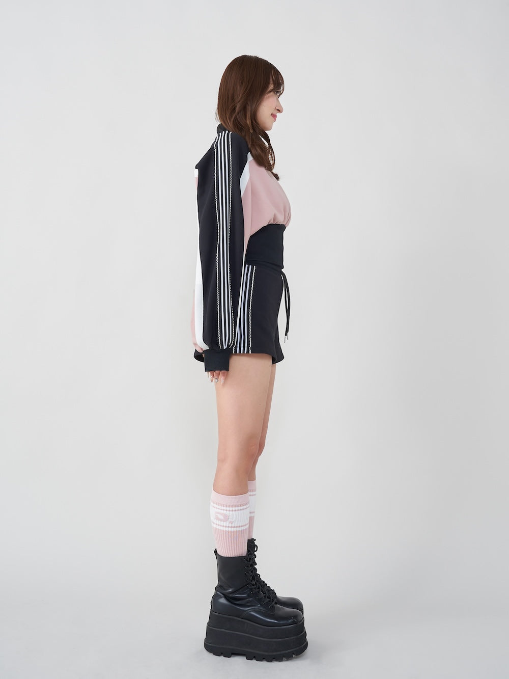 モデル:156cm(着用サイズ:FREE 着用カラー:BLK)