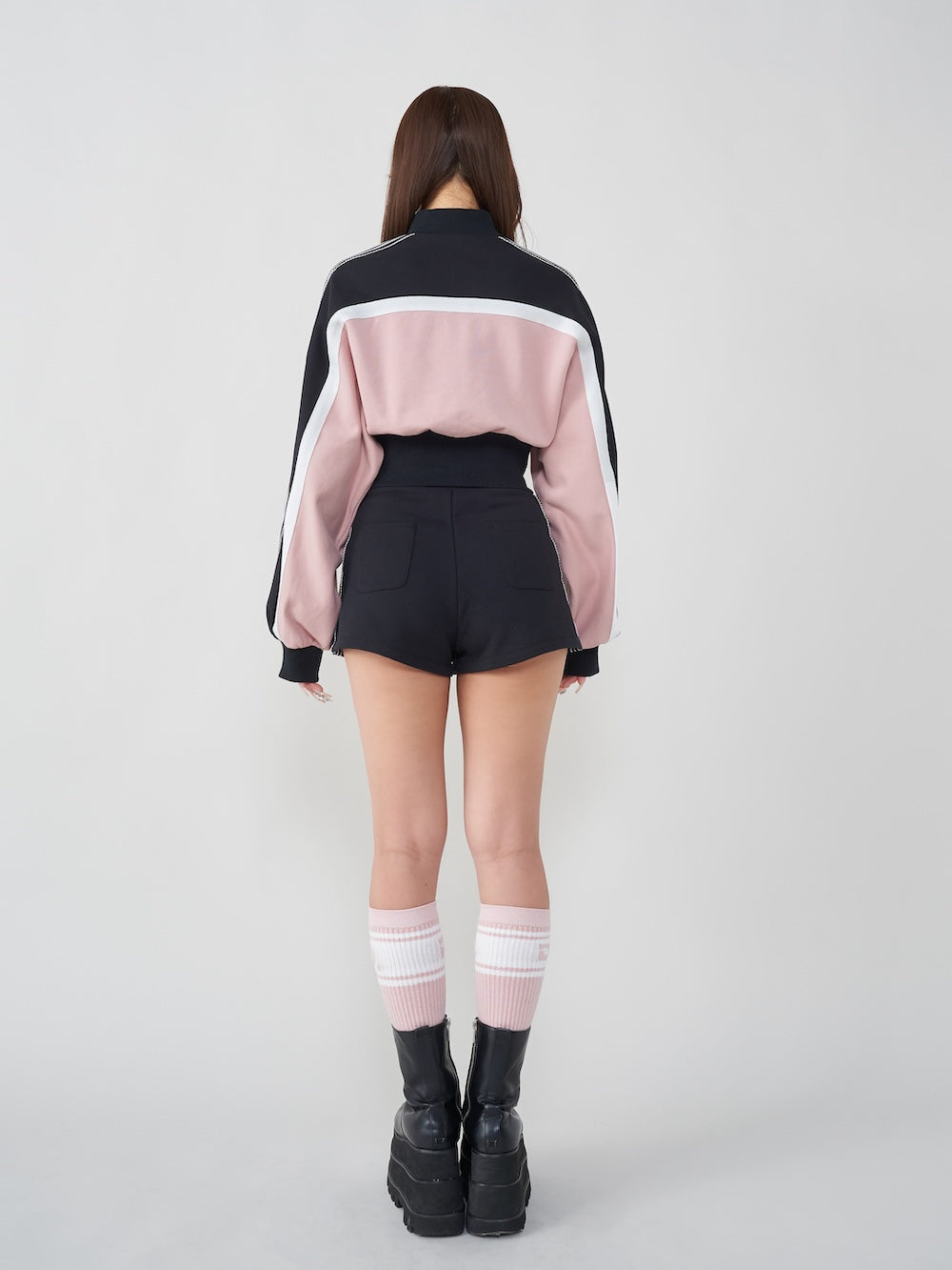 モデル:156cm(着用サイズ:FREE 着用カラー:BLK)