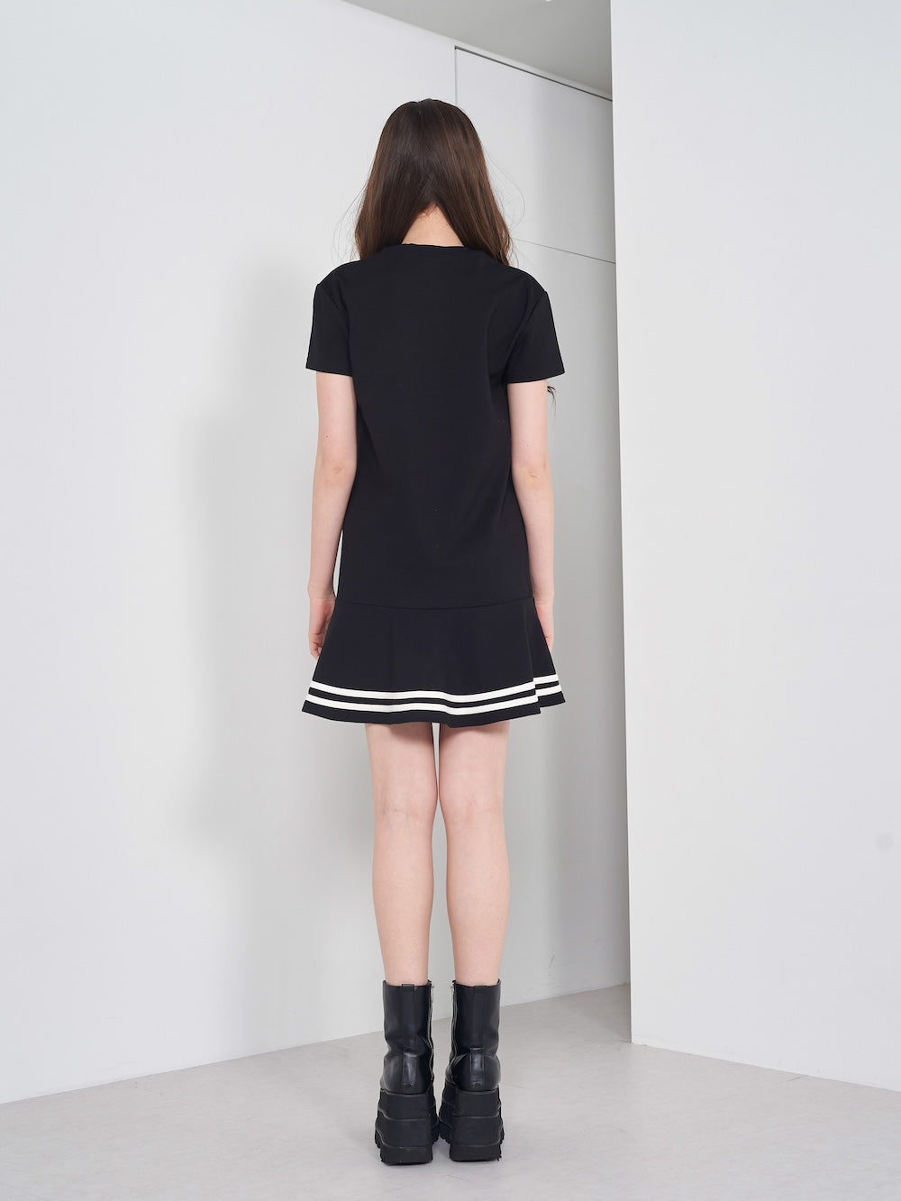 モデル:165cm(着用サイズ:FREE 着用カラー:BLK)