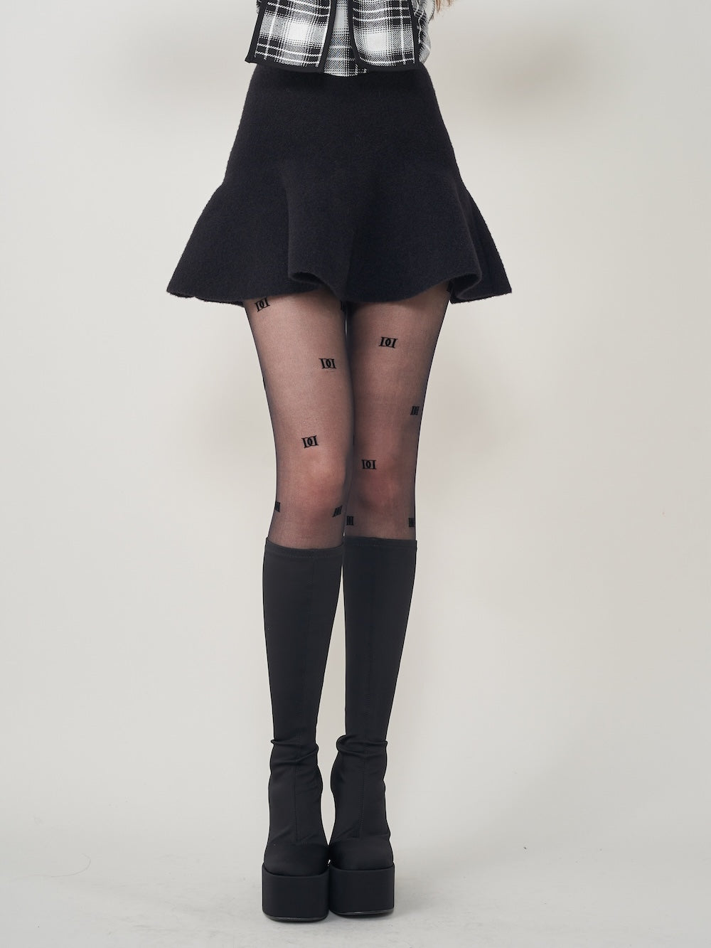 モデル:165cm(着用サイズ:FREE 着用カラー:BLK)