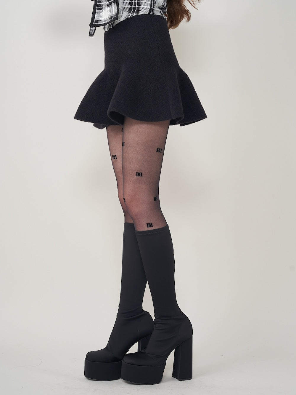 モデル:165cm(着用サイズ:FREE 着用カラー:BLK)