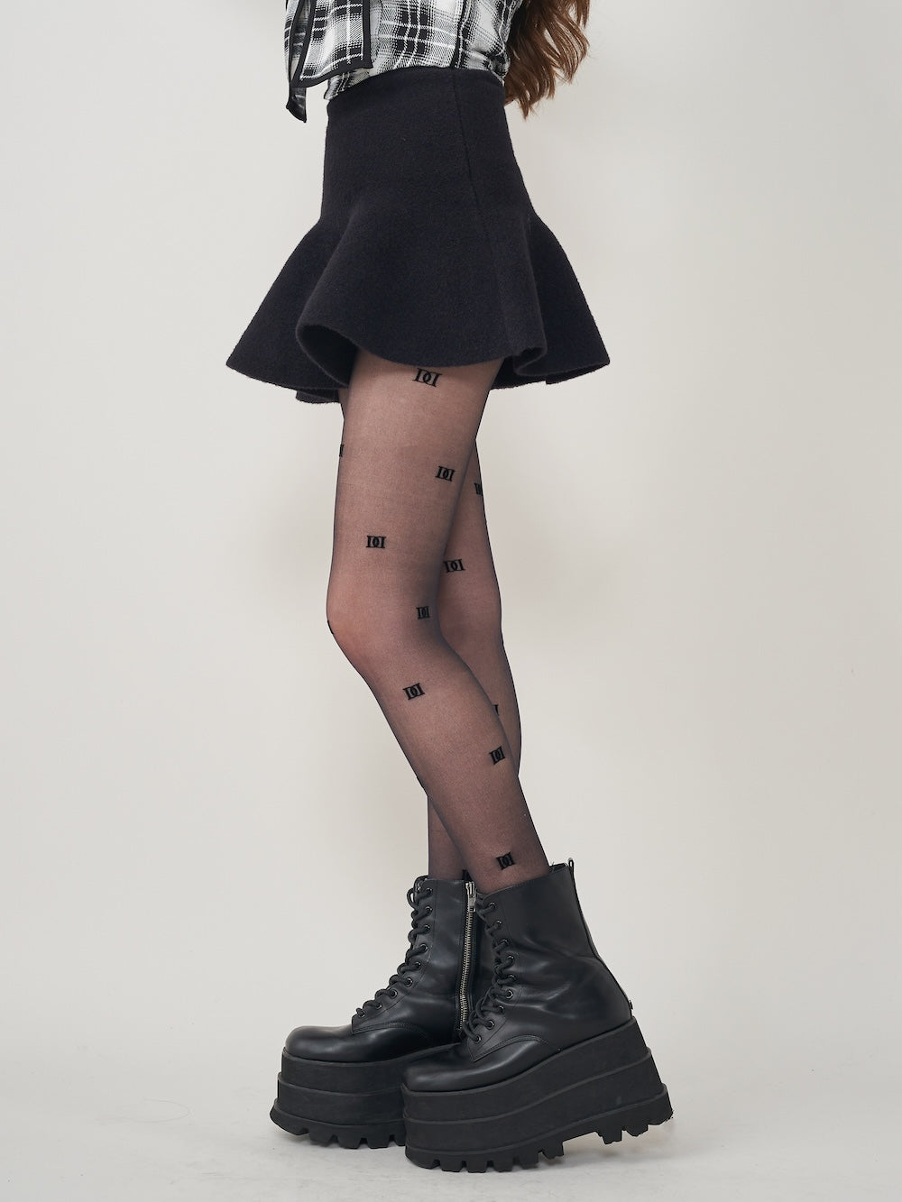モデル:165cm(着用サイズ:FREE 着用カラー:BLK)