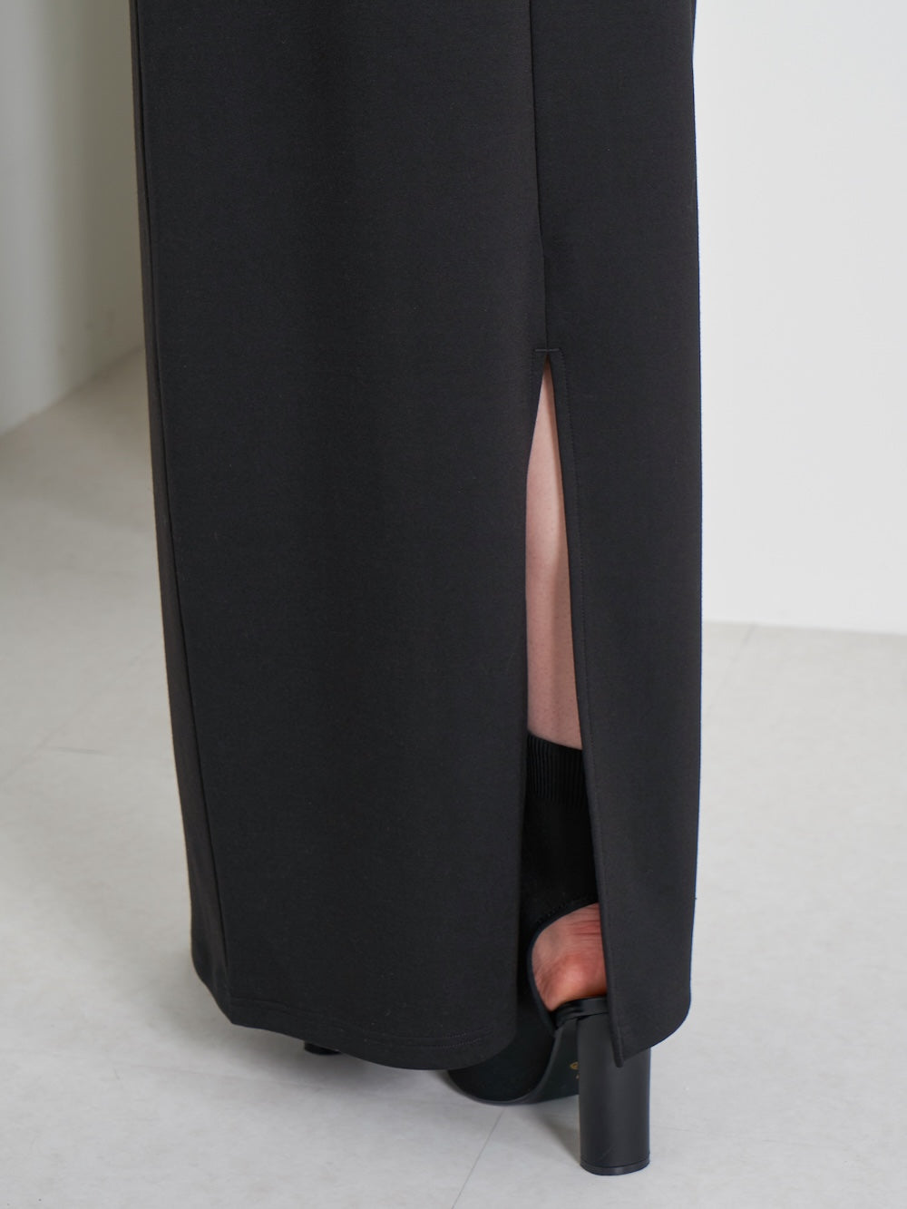 モデル:165cm(着用サイズ:FREE 着用カラー:BLK)