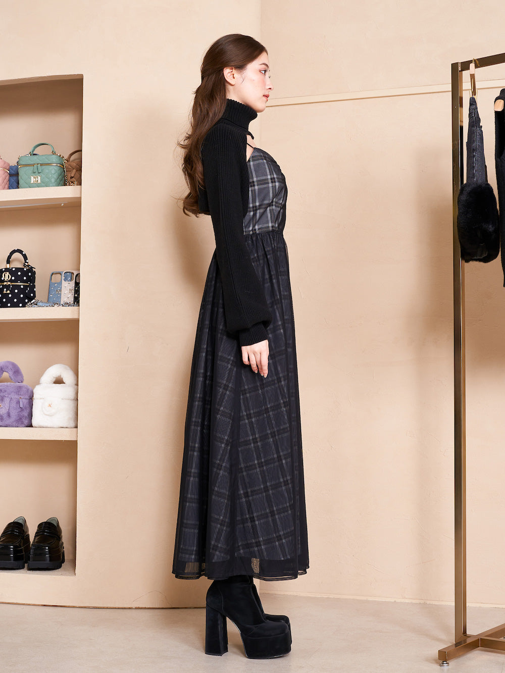 モデル:165cm(着用サイズ:FREE 着用カラー:BLK)