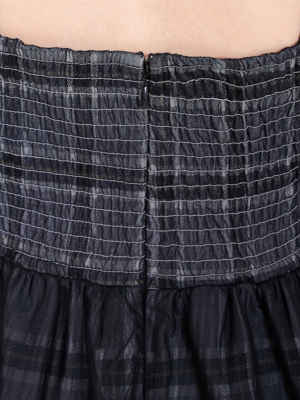 モデル:165cm(着用サイズ:FREE 着用カラー:BLK)