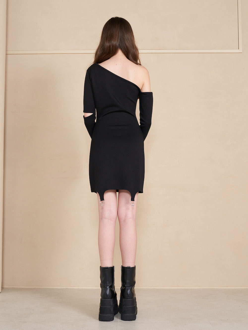 モデル:165cm(着用サイズ:FREE 着用カラー:BLK)