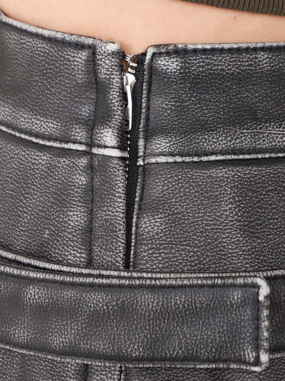 モデル:155cm(着用サイズ:S 着用カラー:BLK)