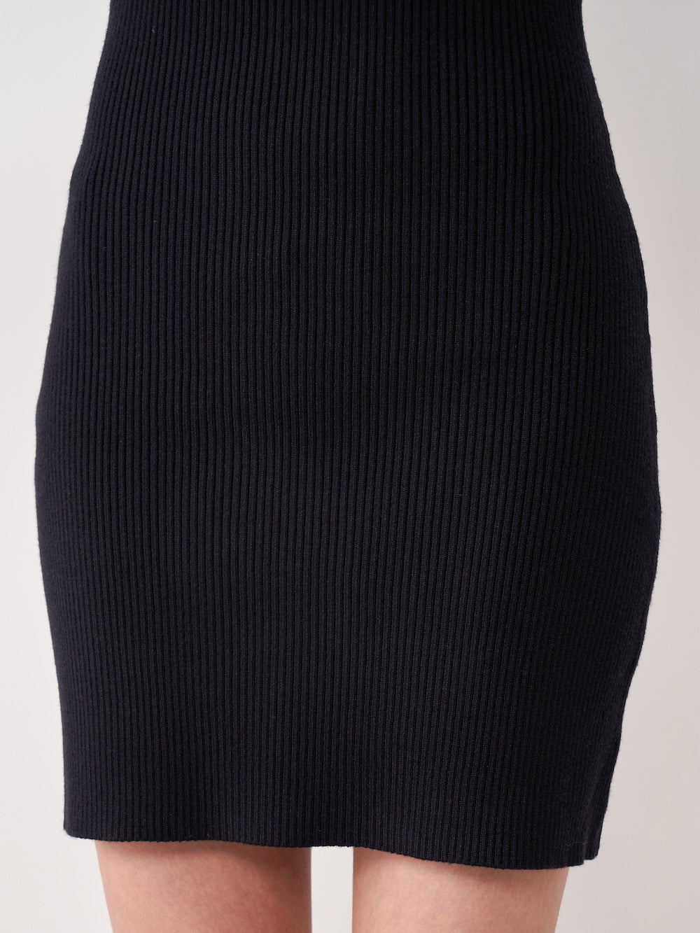 モデル:155cm(着用サイズ:FREE 着用カラー:BLK)