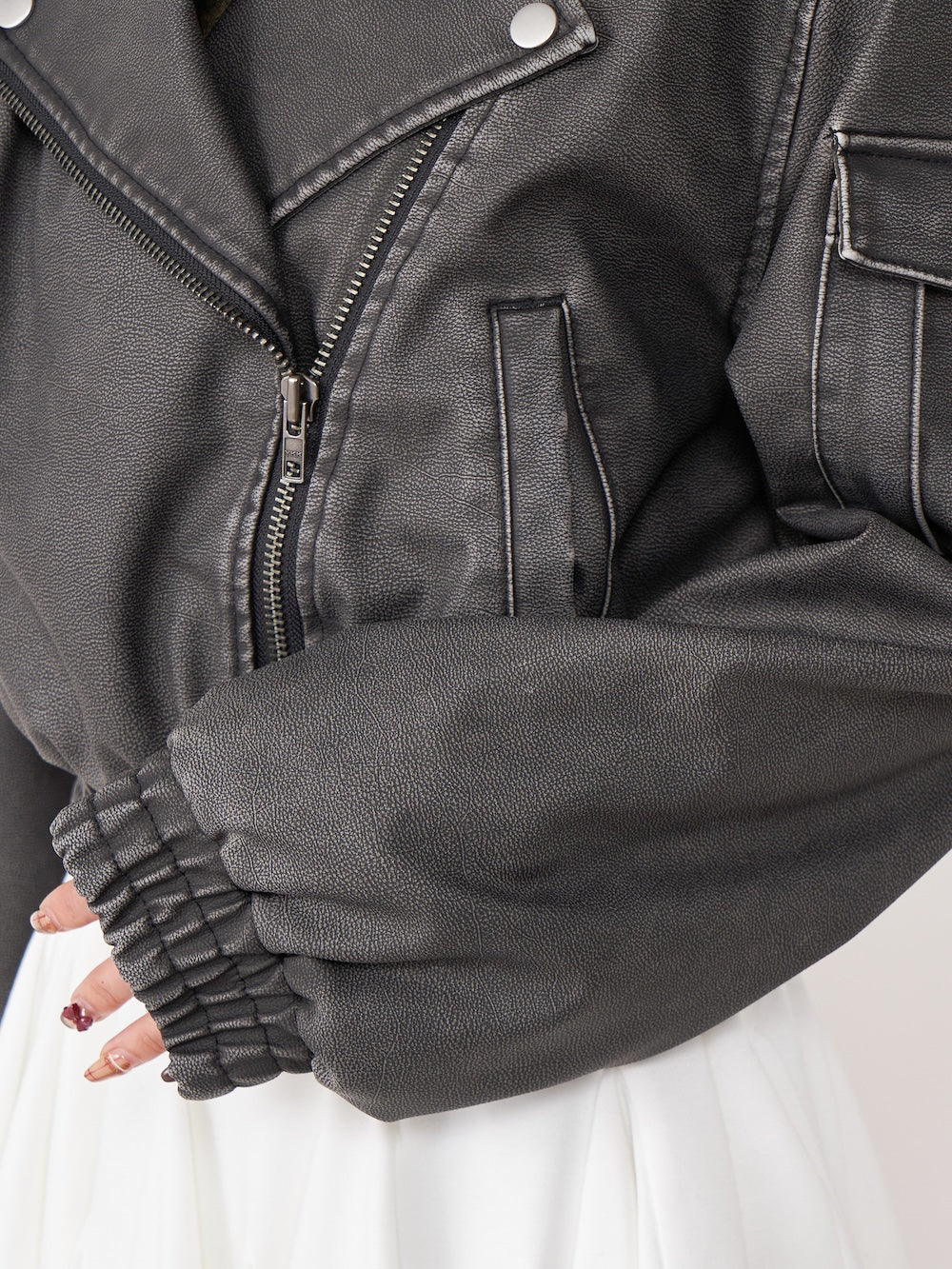 モデル:155cm(着用サイズ:FREE 着用カラー:BLK)
