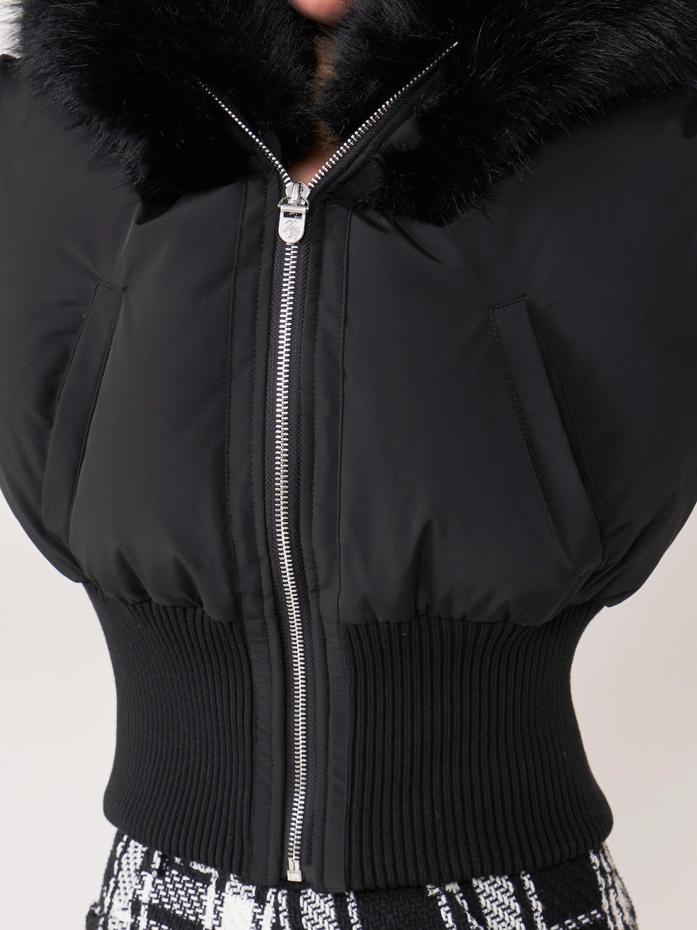 モデル:155cm(着用サイズ:FREE 着用カラー: BLK)