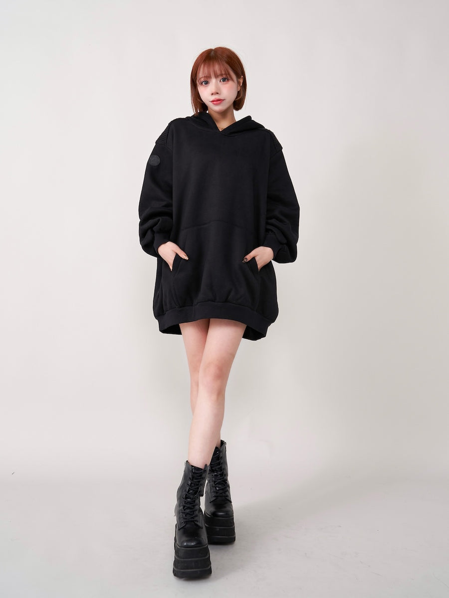 モデル:155cm(着用サイズ:FREE 着用カラー:BLK)