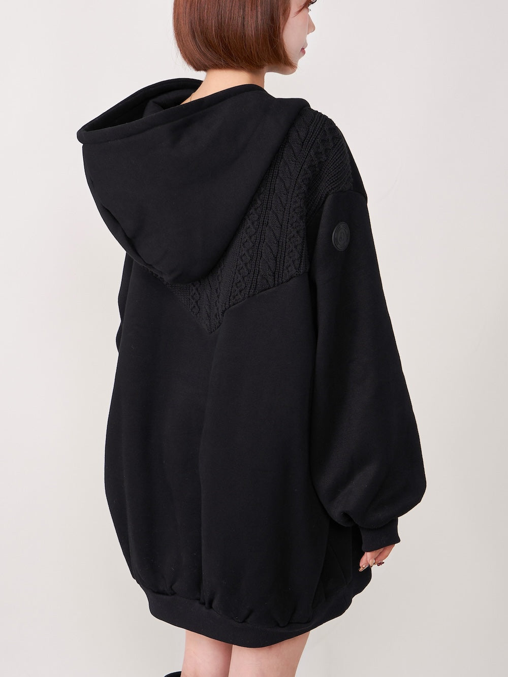 モデル:155cm(着用サイズ:FREE 着用カラー:BLK)