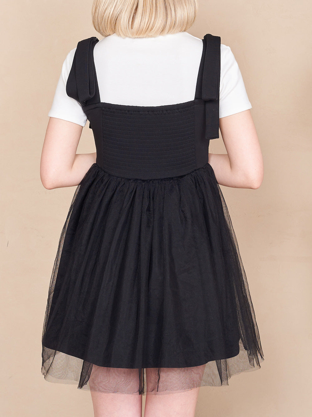 モデル:160cm(着用サイズ: 着用カラー:BLK)