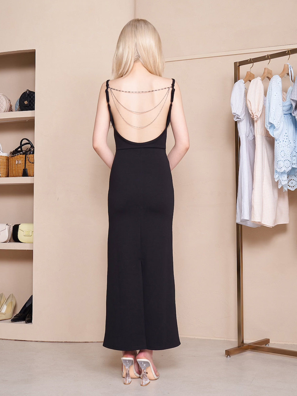 モデル:160cm(着用サイズ:FREE 着用カラー:BLK)