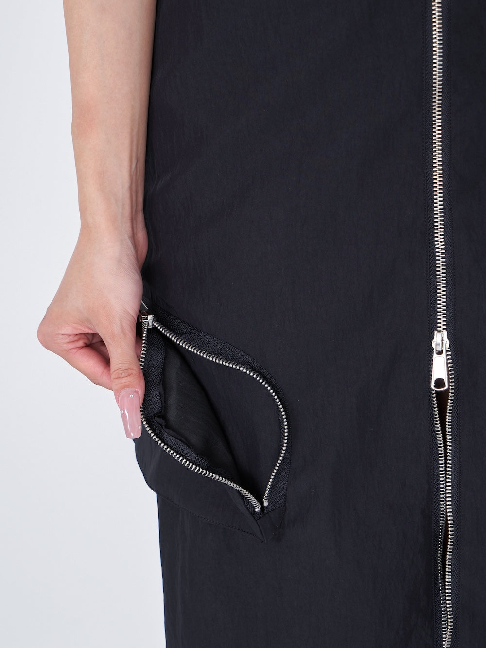 モデル:163cm(着用サイズ:FREE 着用カラー:BLK)