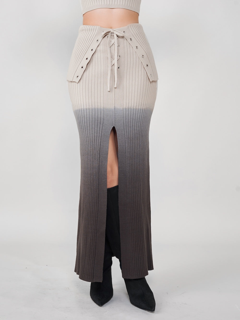 モデル:163cm(着用サイズ:FREE 着用カラー:GRY)