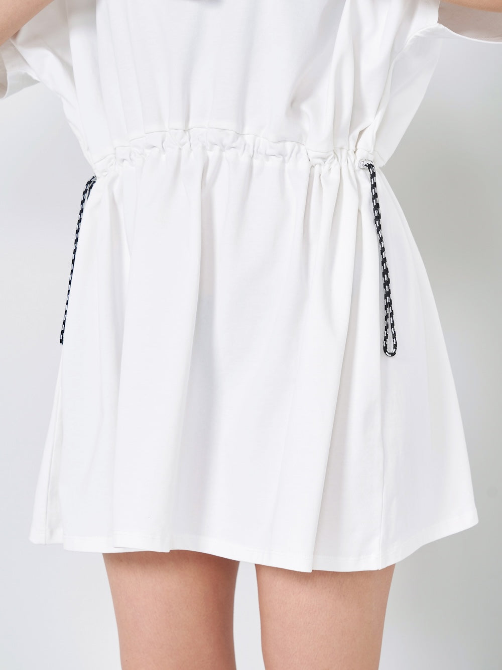 モデル:163cm(着用サイズ:FREE 着用カラー:WHT)