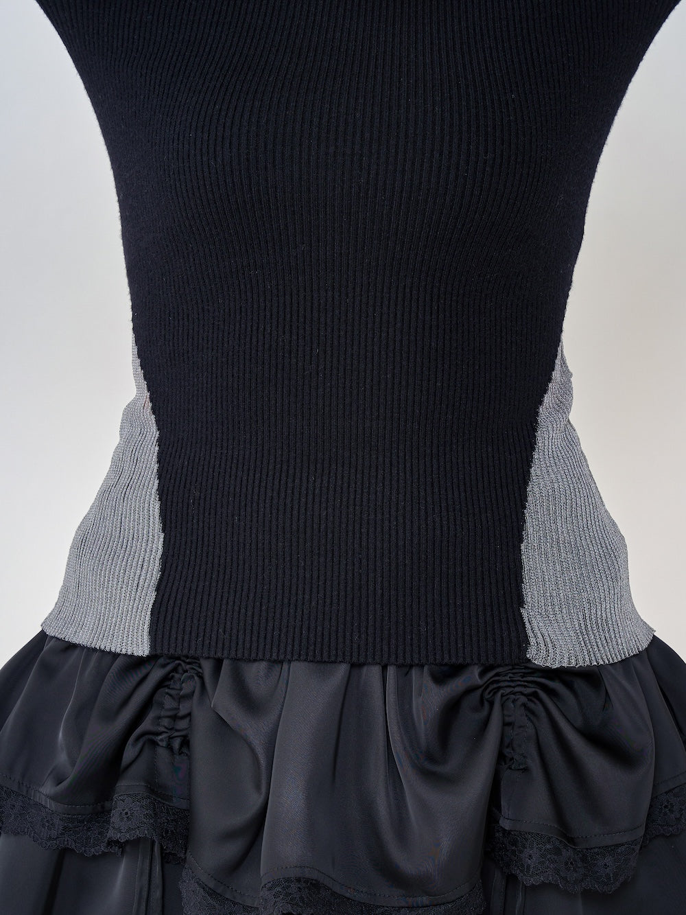 モデル:163cm(着用サイズ:FREE 着用カラー:BLK)