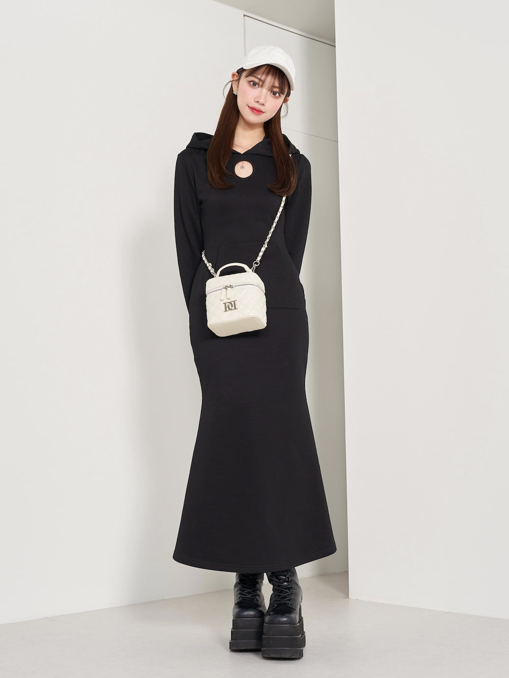 モデル:158cm(着用サイズ:FREE 着用カラー:BLK)