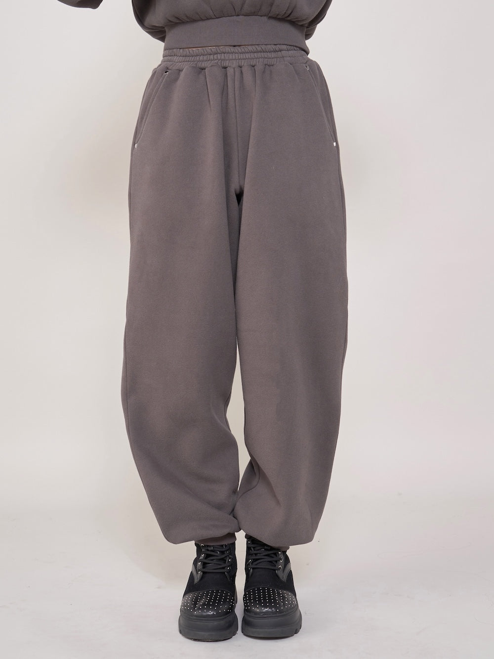 モデル:163cm(着用サイズ:FREE 着用カラー:C-GRY)