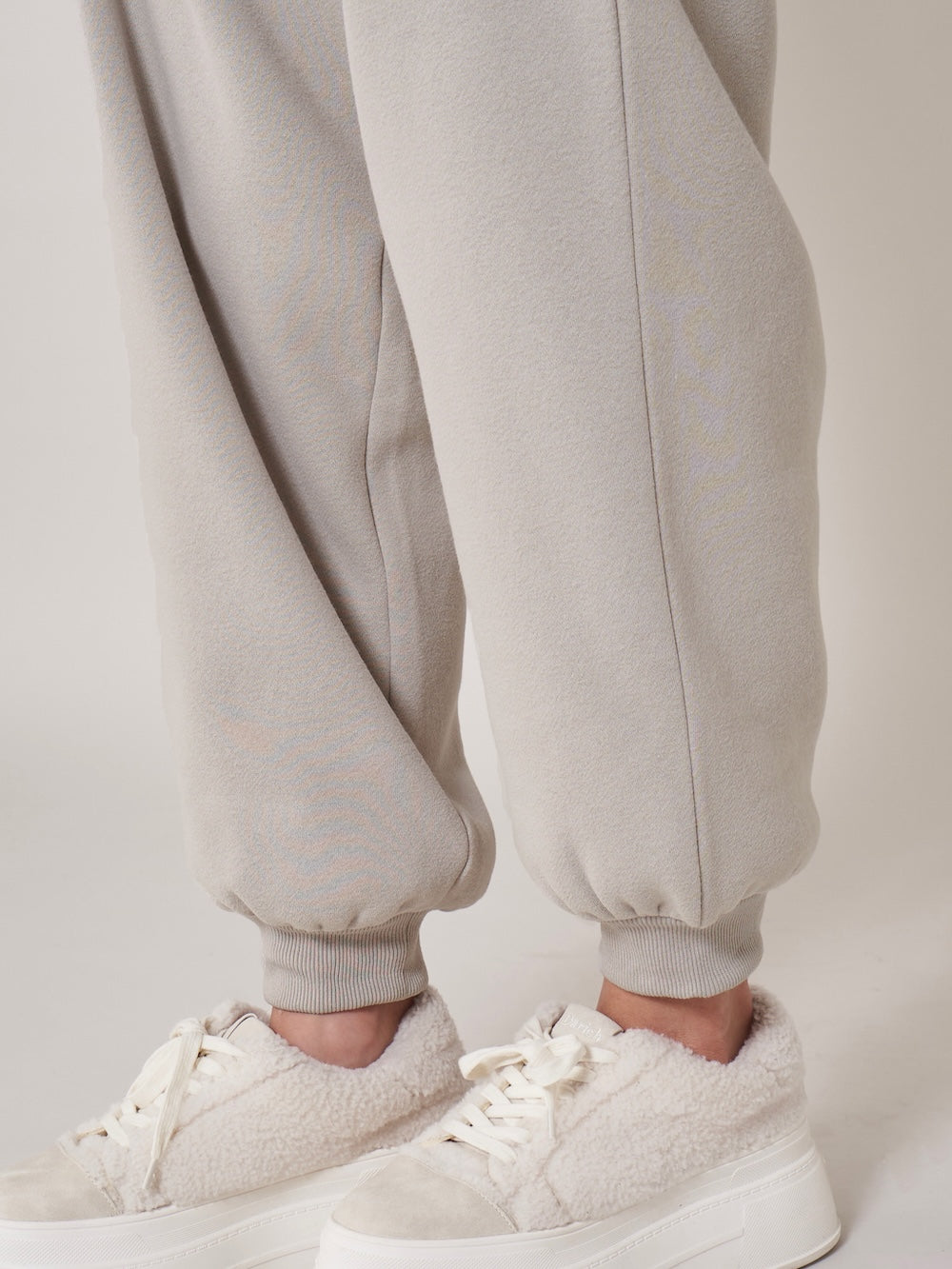 モデル:163cm(着用サイズ:FREE 着用カラー:GRY)