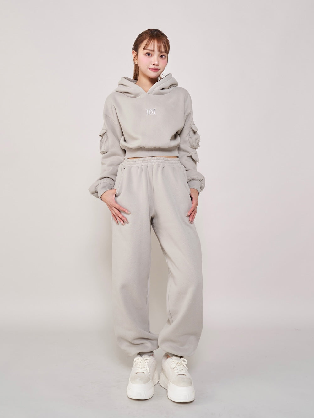 モデル:163cm(着用サイズ:FREE 着用カラー:GRY)