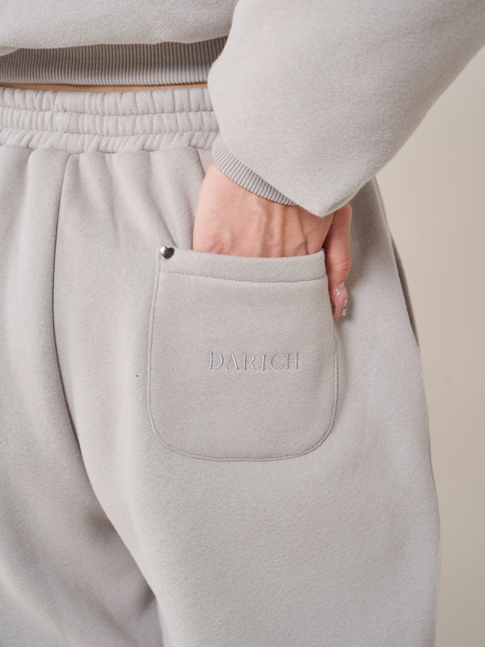 モデル:163cm(着用サイズ:FREE 着用カラー:GRY)