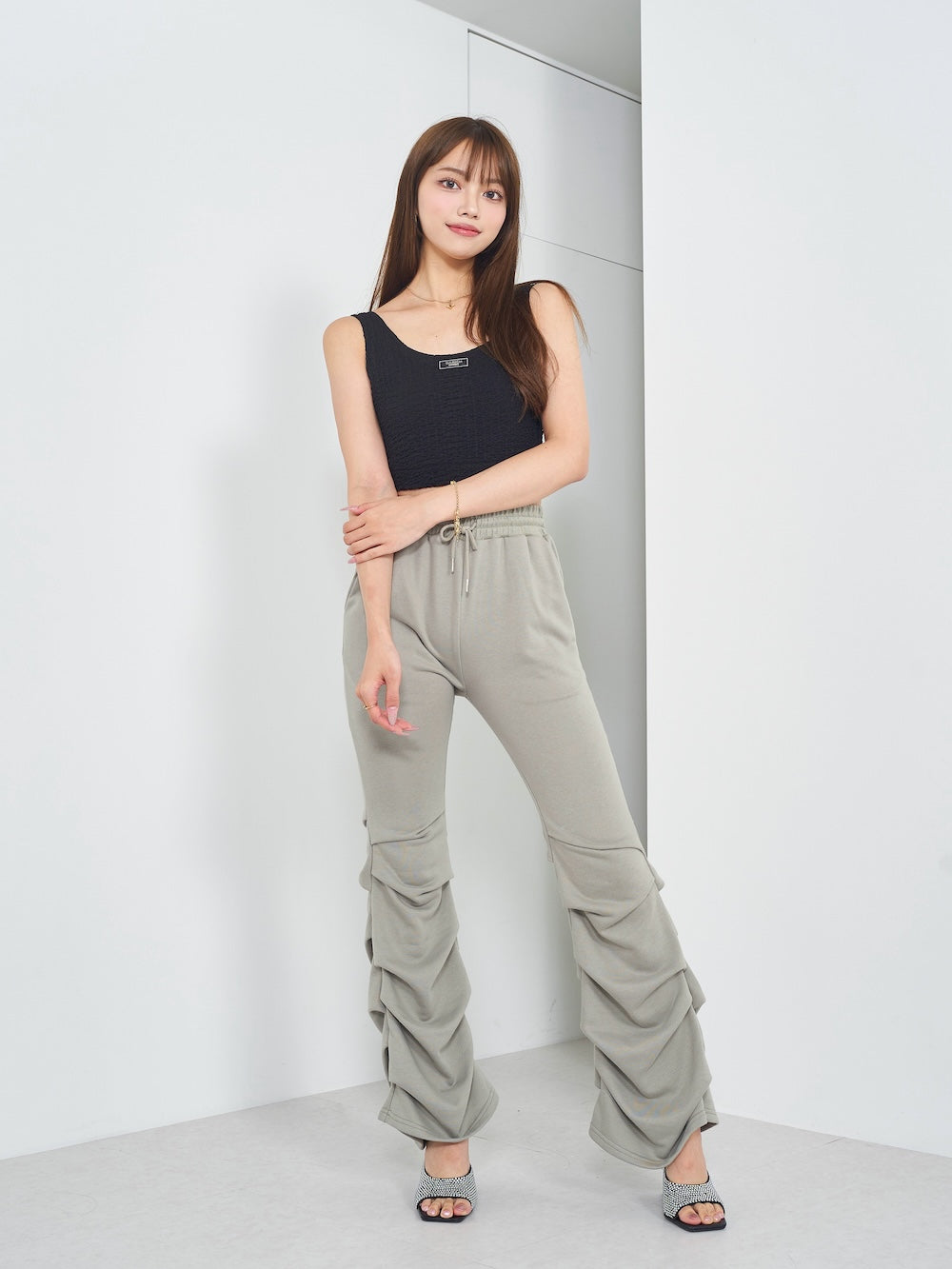 モデル:163cm(着用サイズ:FREE 着用カラー:GRY)