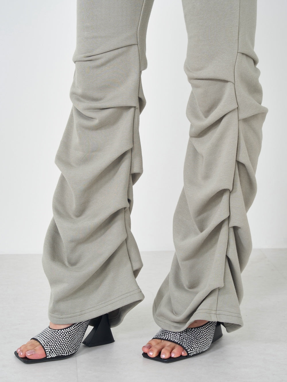 モデル:163cm(着用サイズ:FREE 着用カラー:GRY)