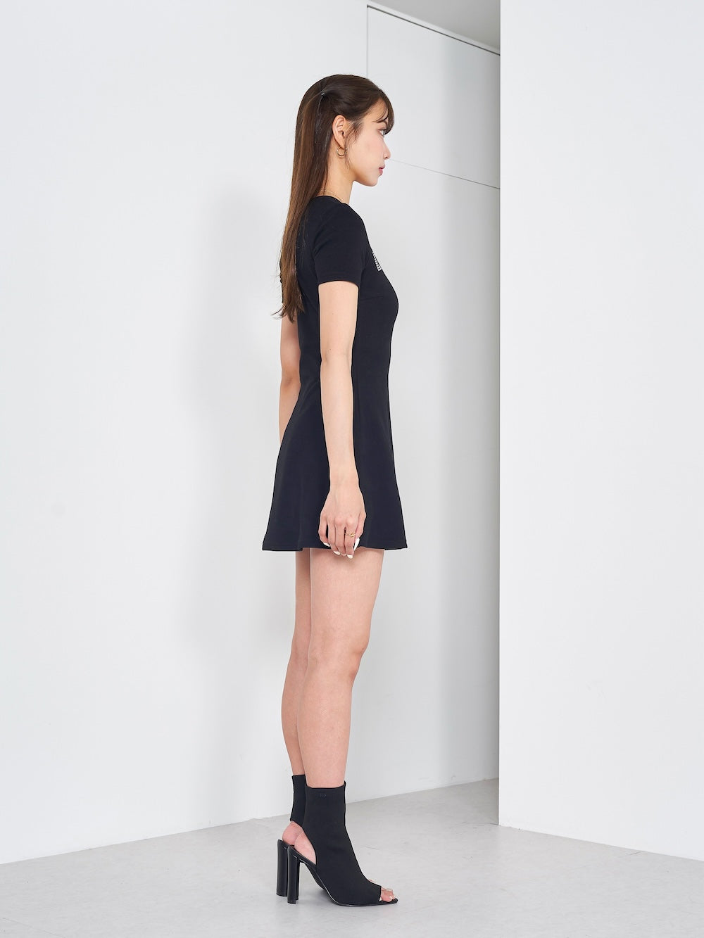 モデル:163cm(着用サイズ:FREE 着用カラー:BLK)