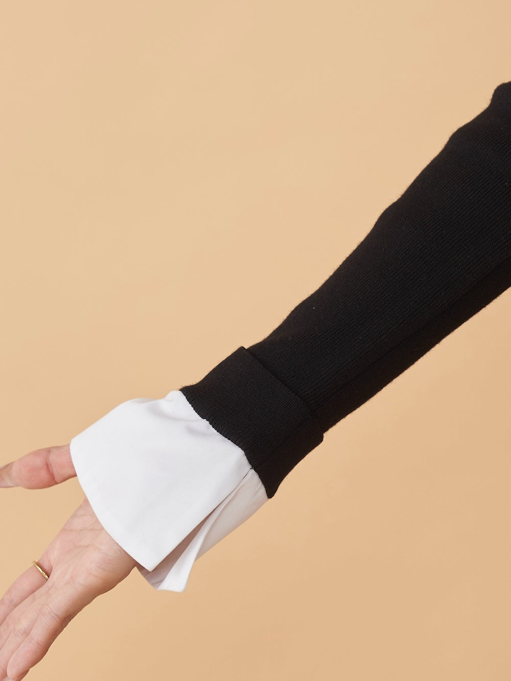 モデル:163cm(着用サイズ:FREE 着用カラー:BLK)