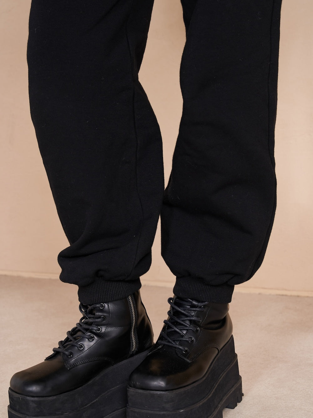 モデル:163cm(着用サイズ:FREE 着用カラー:BLK)