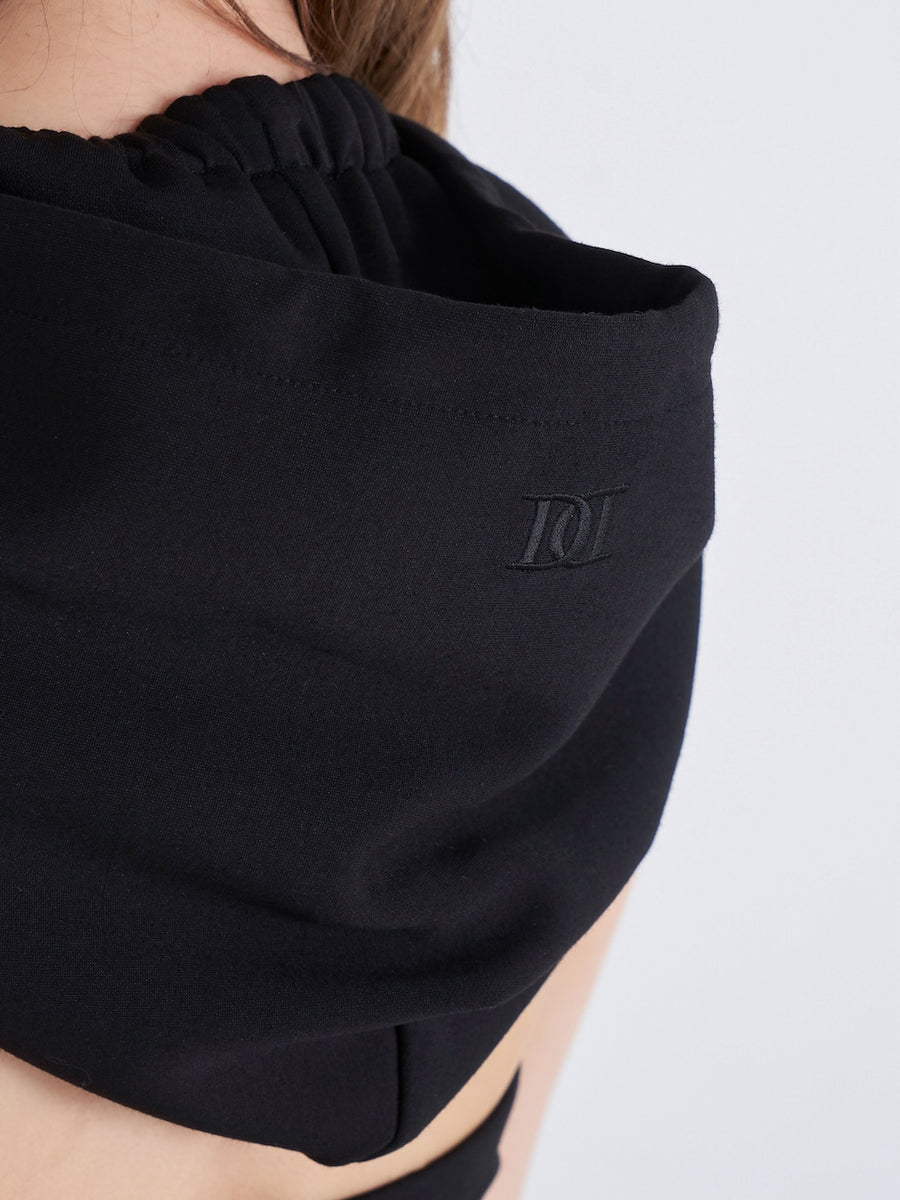 モデル:158cm(着用サイズ:FREE 着用カラー:BLK)