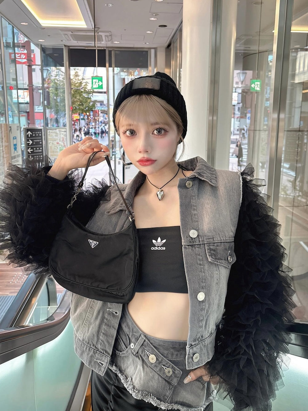 モデル:155cm(着用サイズ:FREE 着用カラー:BLK)