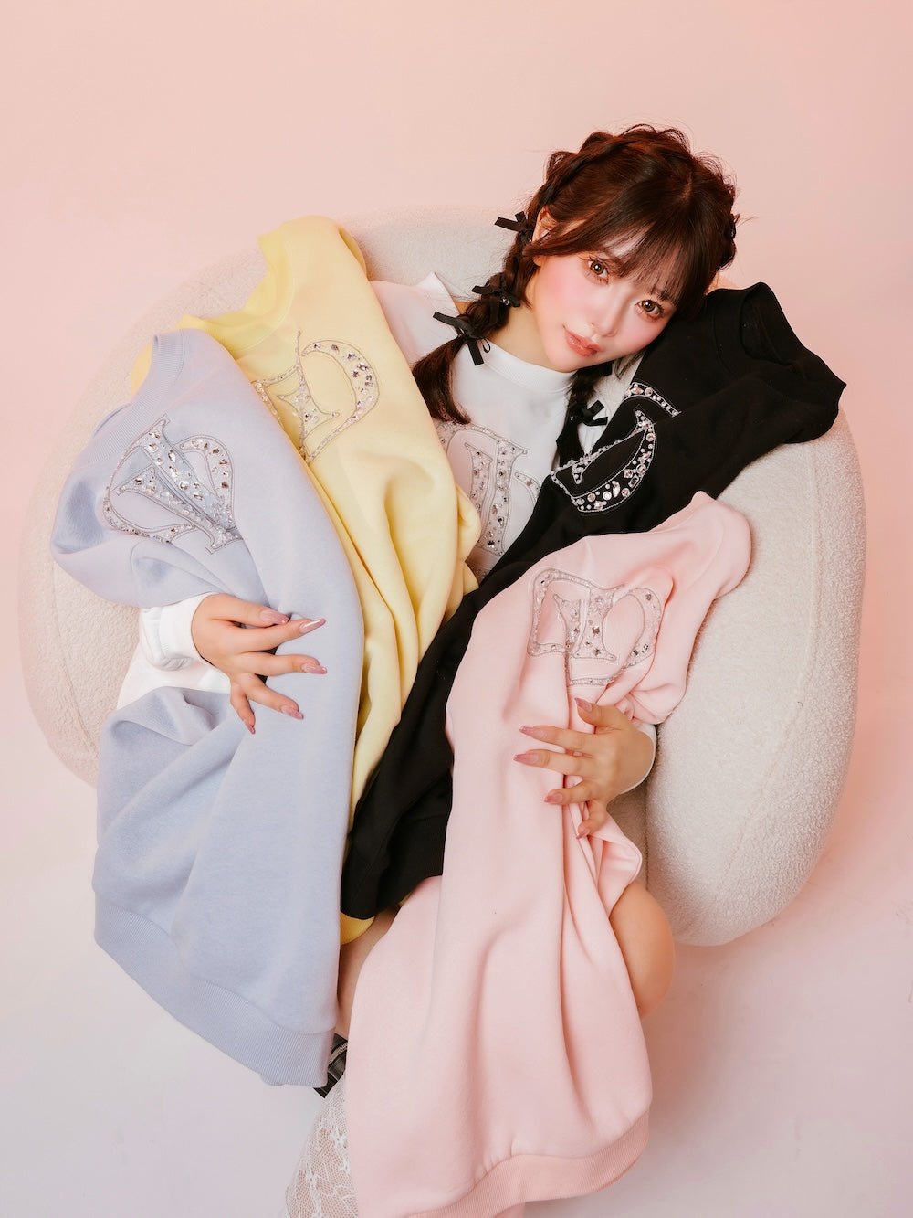 モデル:158cm(着用サイズ:FREE 着用カラー:WHT/PNK/SAX/YEL/BLK)
