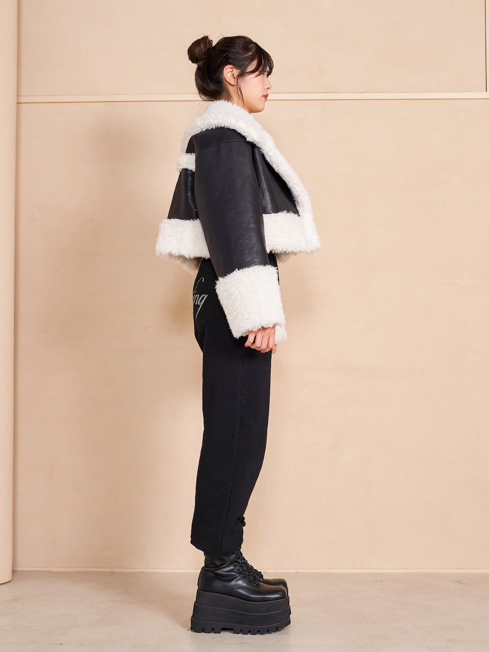 モデル:164cm(着用サイズ:FREE 着用カラー:BLK)