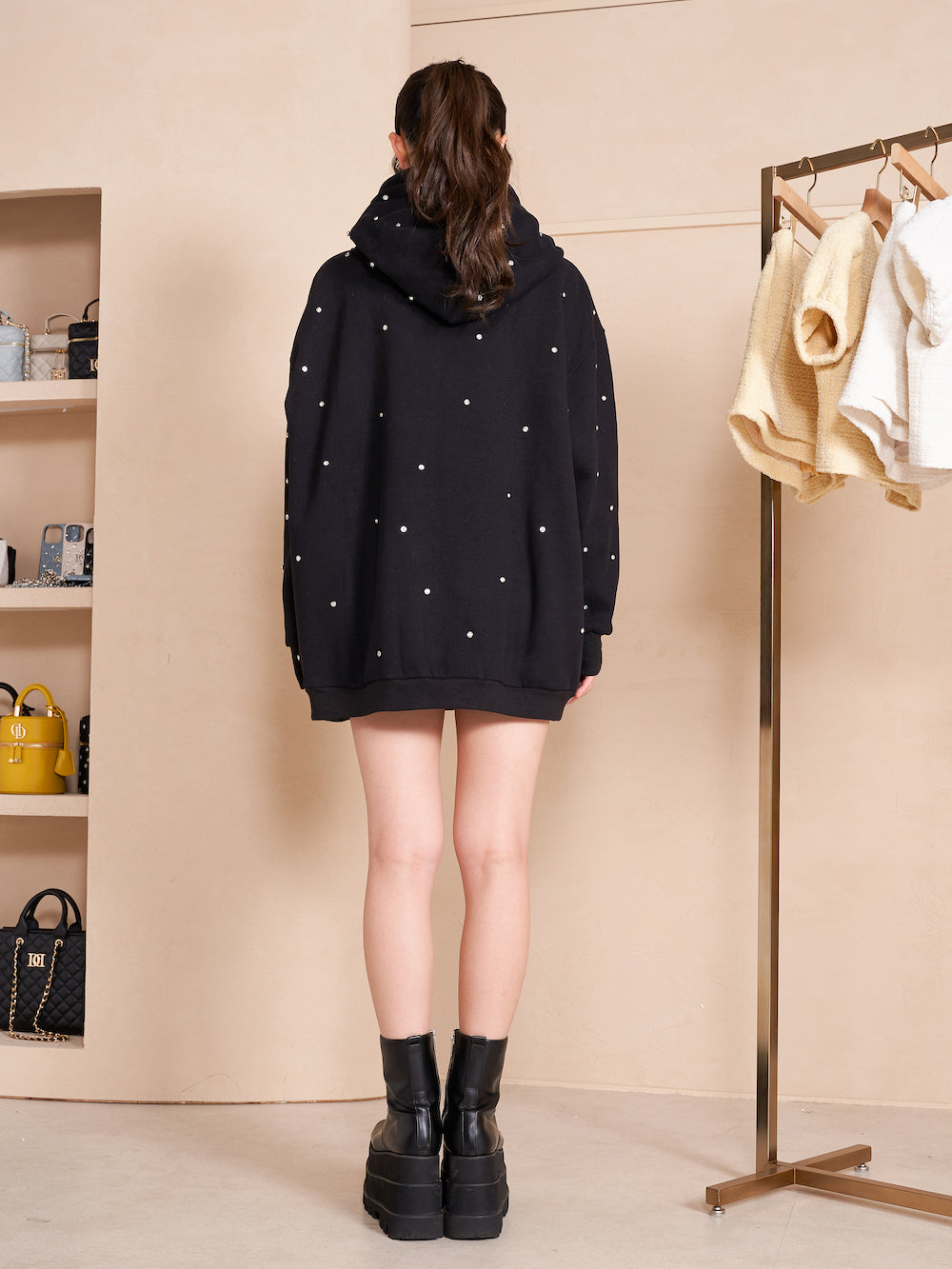 モデル:164cm(着用サイズ:FREE 着用カラー:BLK)