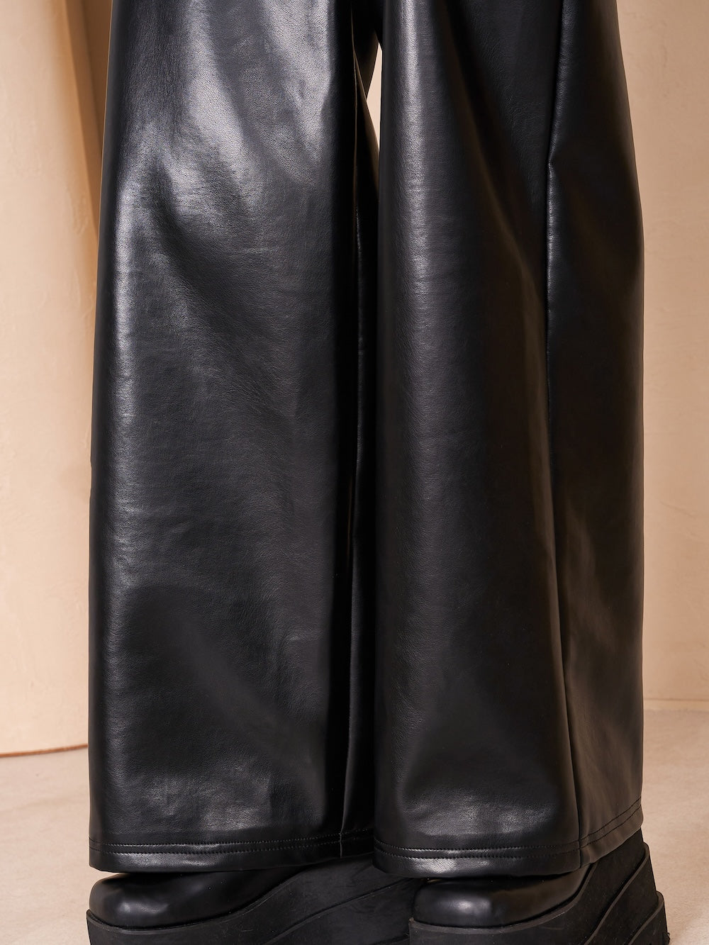 モデル:164cm(着用サイズ:S 着用カラー:BLK)