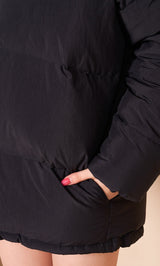 モデル:164cm(着用サイズ:FREE 着用カラー:BLK)